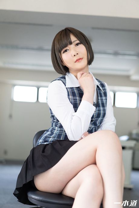 アジア人秘書の海咲奈美がオフィスでマフを詰め込まれる