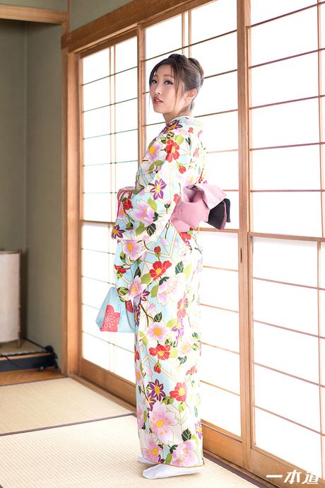 Asiatisk pige Emiri Momota får sin twat fyldt med en pik i en solo