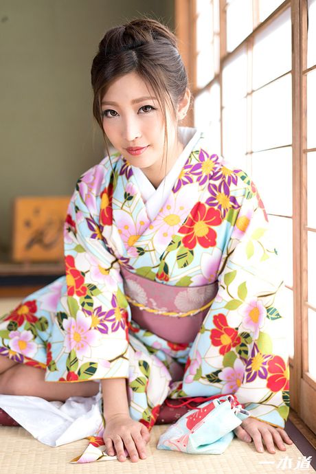 Asiatisk pige Emiri Momota får sin twat fyldt med en pik i en solo