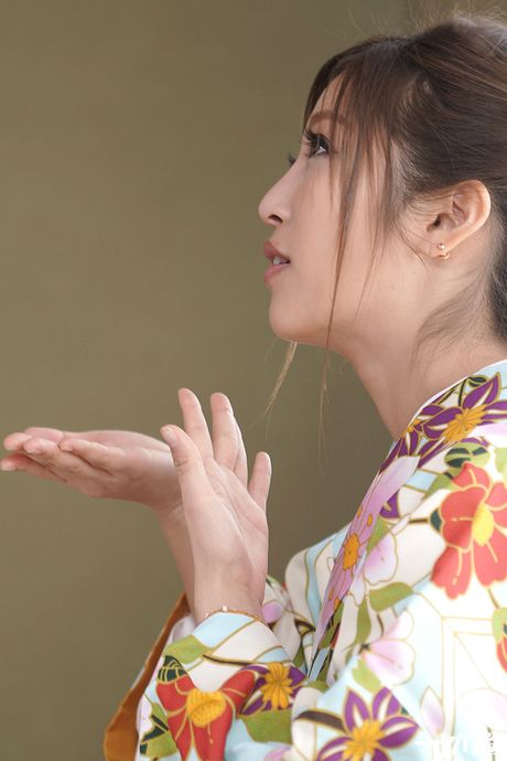 Asiatisk pige Emiri Momota får sin twat fyldt med en pik i en solo