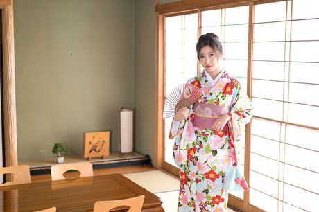 Asiatisk pige Emiri Momota får sin twat fyldt med en pik i en solo