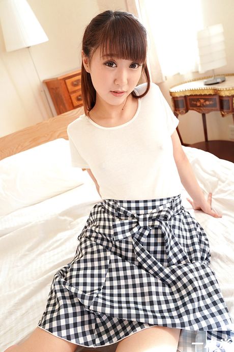 苗條的亞洲女孩 Haru Aizawa 的陰戶被雞巴塞滿