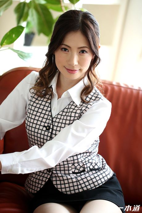 棕色眼睛的日本寶貝 Yui Shinjyo 在三人行中被內射