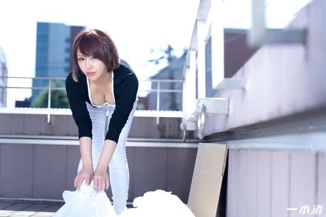 亞洲媽媽 Mio Futaba 的陰部被丈夫挑逗和操弄