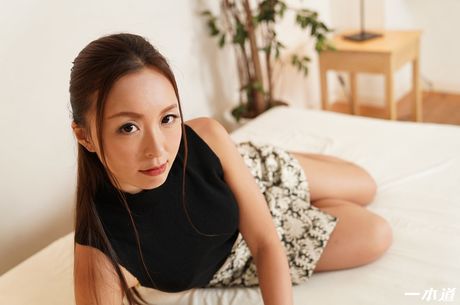 亞洲少女 Mai Yamamoto 被一個淫蕩的男人幹了