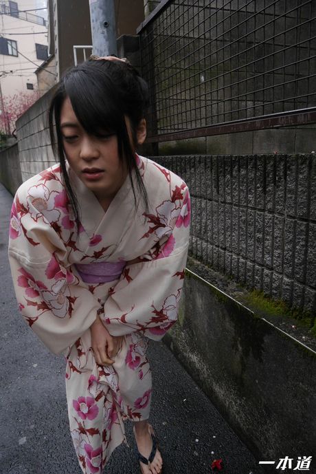 豐滿胸部的亞洲寶貝 Runa Mizuki 被舔陰和乾