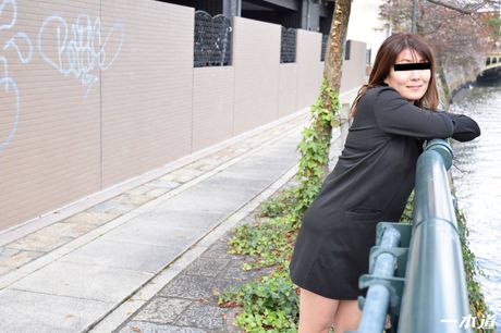 Asiatisk mor Yoshino Kikuchi får sin behårede fisse creampied efter et fuck