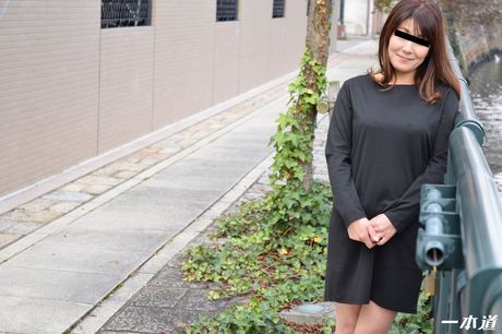 Asiatisk mor Yoshino Kikuchi får sin behårede fisse creampied efter et fuck