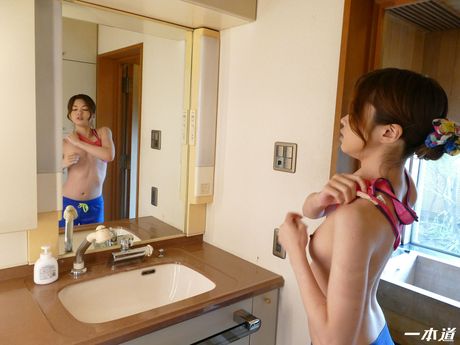 苗條的日本女孩 Rin Amane 在一次激烈的性愛後被內射