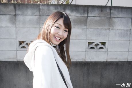 アジアの美女たちがフェラチオをして口の中に精液を放出する