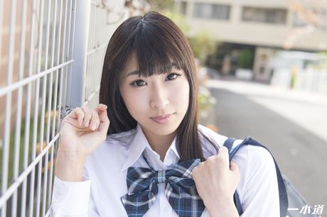 女子高生の白瀬心音ちゃんがマンコを掘られる