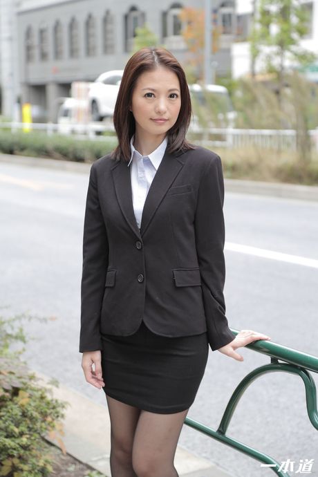 巨乳の日本人お母さんがオフィスでオマンコにチンコを詰め込まれる