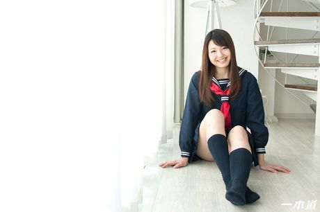 亞洲封面女郎南朝比奈被舔陰戶並被雞巴塞進嘴裡