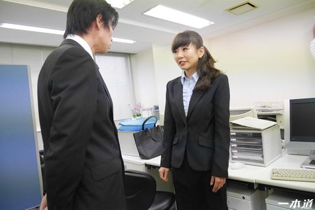 茶色の目をした杉浦花音は、オマンコをいっぱいにされるのが大好きな日本のホットな女性です