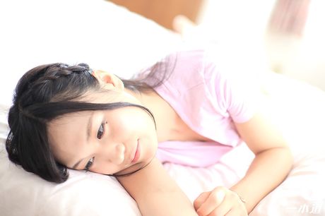 アジアンドールの波多野しずくはセックスの後にお尻に射精を受ける