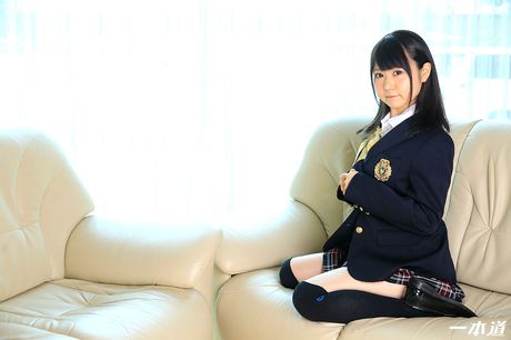 アジアンドールの桃希はバスルームで彼女の猫を舐められ、掘られる