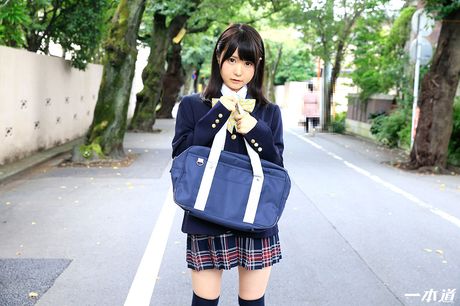 アジアンドールの桃希はバスルームで彼女の猫を舐められ、掘られる