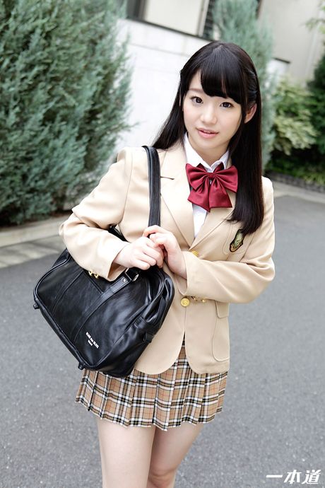 Asiatisk pige Yuna Himekawa får sin fisse drillet og kneppet på badeværelset