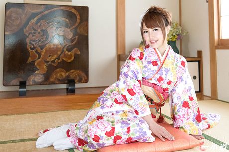 Asiatisk milf Mio Futaba får munden fyldt med en stor pik