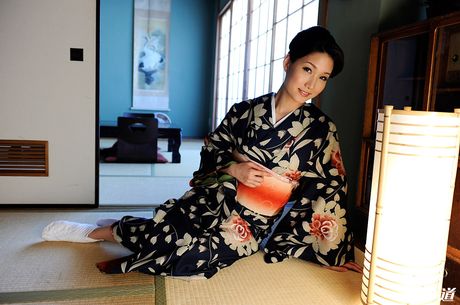 Asiatisk teenager Mikuni Maisaki viser sine fantastiske røvhul og onanerer i en solo