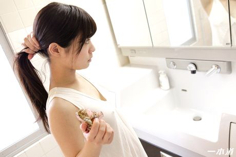 アジアの可愛い千野くるみがオマンコを舐められ、チンポを突っ込まれる