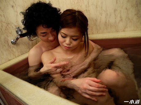 Asiatisk teenager Nao Shiraishi får sin fisse kneppet af en liderlig fyr