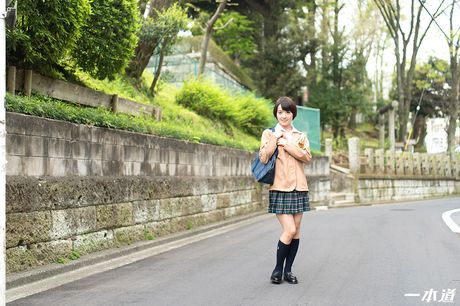 Skolepige Mari Haneda får sin fisse kneppet af en massør