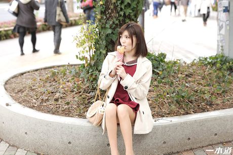 Brunøjede japanske babe Yua Ariga får sin fisse creampied