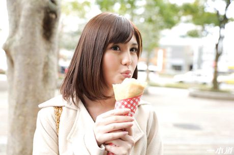 Brunøjede japanske babe Yua Ariga får sin fisse creampied