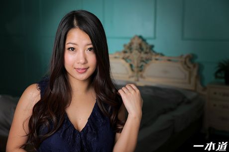 Asiatisk dukke Satomi Suzuki fornøjer sig selv med et sexlegetøj