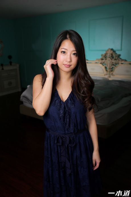 Asiatisk dukke Satomi Suzuki fornøjer sig selv med et sexlegetøj