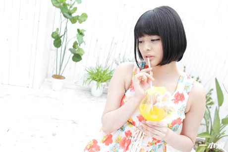 亞洲美女青山未來 (Miku Aoyama) 展示她的小乳房並騎著假陽具