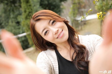 素晴らしいアジアのMILF北条麻妃は彼女の大きなお尻を強調し、角質の男に犯される