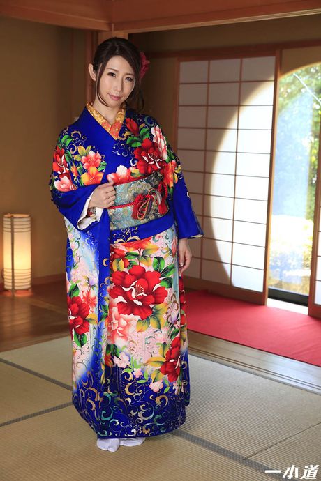 亞洲熟女 Ayumi Shinoda 被一個淫蕩的男人舔陰和乾