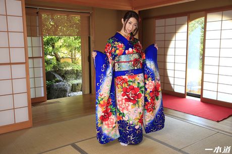 亞洲熟女 Ayumi Shinoda 被一個淫蕩的男人舔陰和乾