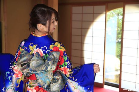 亞洲熟女 Ayumi Shinoda 被一個淫蕩的男人舔陰和乾