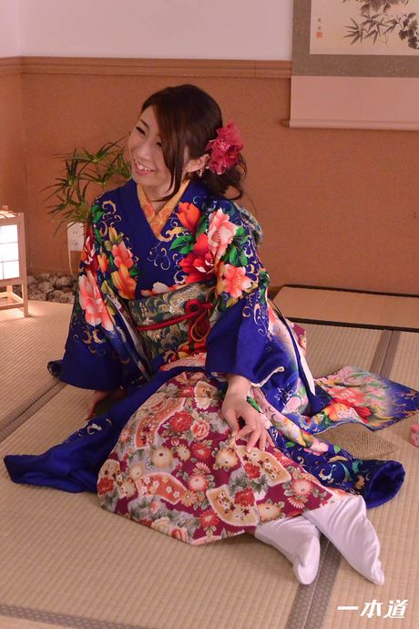 亞洲熟女 Ayumi Shinoda 被一個淫蕩的男人舔陰和乾