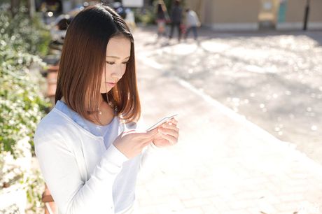 茶色の目をした日本の美女、霧島ナミが小さな胸を見せつけ、体を露出する