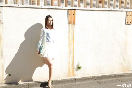 茶色の目をした日本の美女、霧島ナミが小さな胸を見せつけ、体を露出する