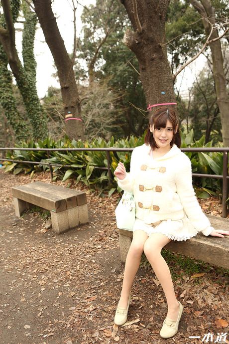 身材苗條的日本女孩 Yua Ariga 展示她的小乳房並在戶外擺姿勢