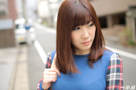 茶色の目をした日本の美人、七海るながホテルで楽しい時間を過ごしている