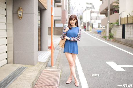 茶色の目をした日本の美人、七海るながホテルで楽しい時間を過ごしている