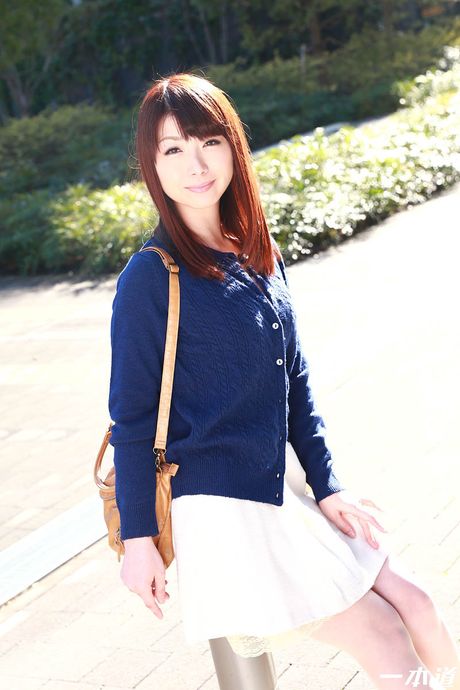 Brunøjede japanske skønhed Tsubaki Kato viser sin enorme røv