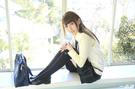 見事な日本の女子高生相沢凛が授業中に彼女の膣にペニスを詰め込まれる