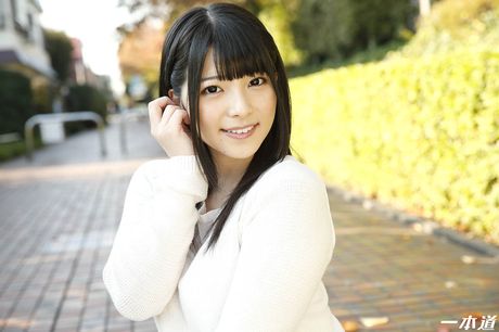 亞洲女孩 Ai Uehara 的陰部被一個淫蕩的男人挑逗和操弄