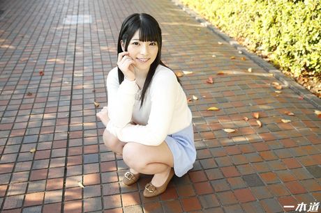 亞洲女孩 Ai Uehara 的陰部被一個淫蕩的男人挑逗和操弄