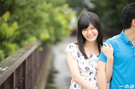 豐滿的亞洲寶貝 Tsukushi Mamiya 的陰戶被大雞巴塞滿