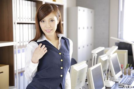 Fantastisk asiatisk sekretær Yura Hitomi bliver dobbelt kneppet på kontoret