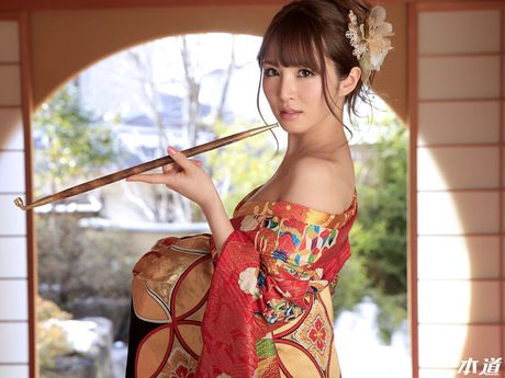 1: Asiatisk pige Miku Ohashi viser sine små bryster frem og gnider sin klit