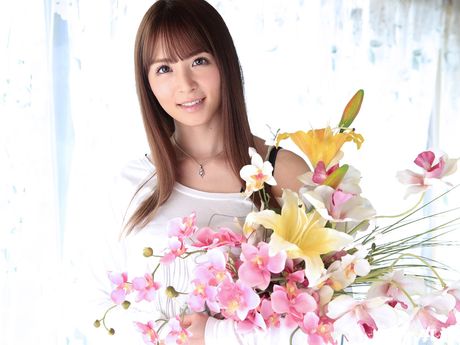 Asiatisk skønhed Miku Ohashi får en creampie efter en fuck og en fisse slikning